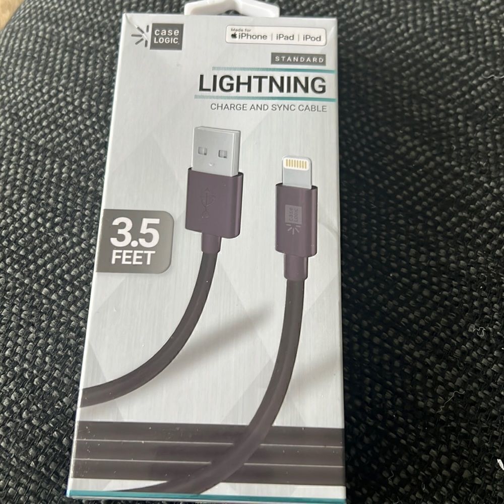 3.5 lightning charger for Apple products black